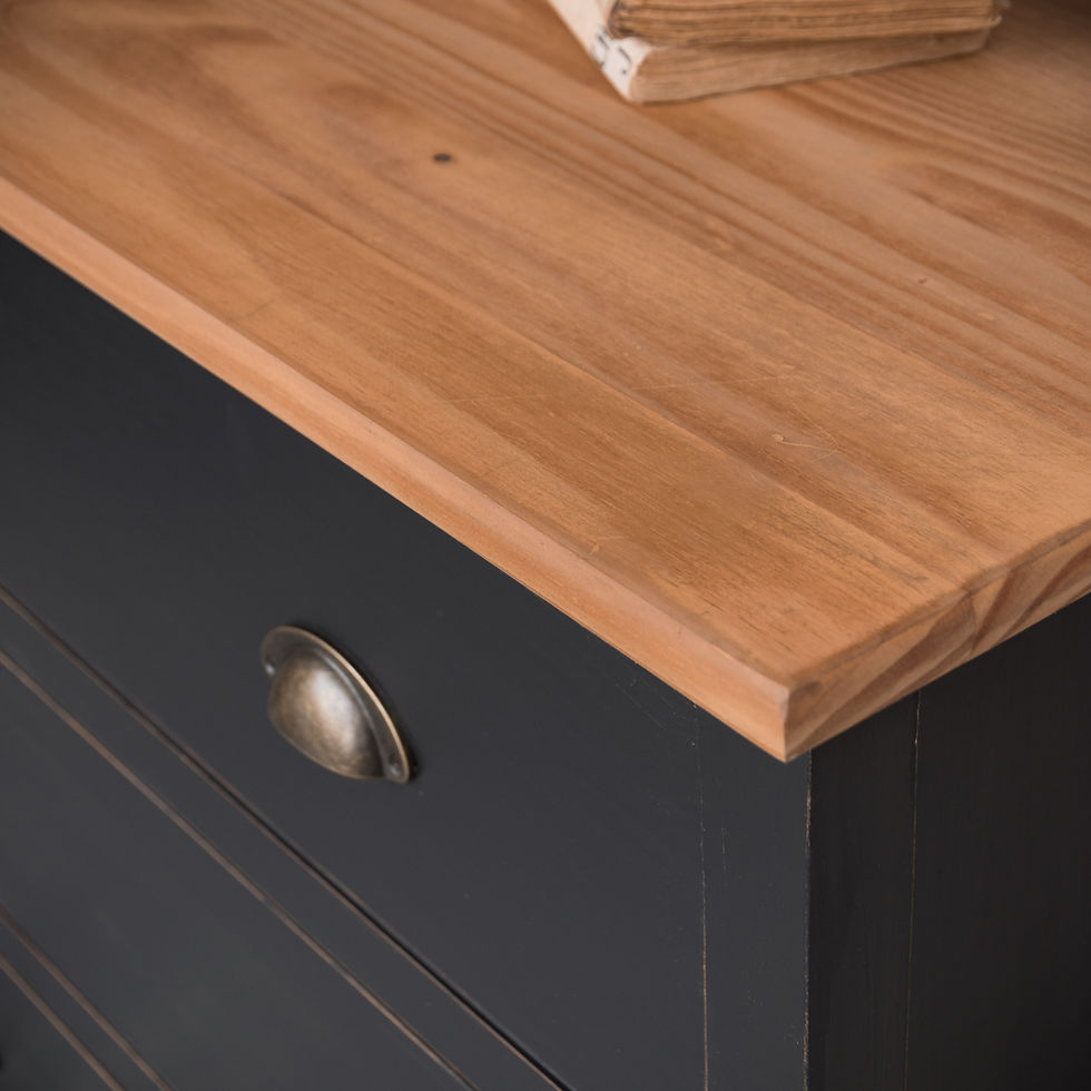 Miniature : Commode noire trois tiroirs avec plateau bois, style maison de famille et campagne chic, mobilier intemporel.