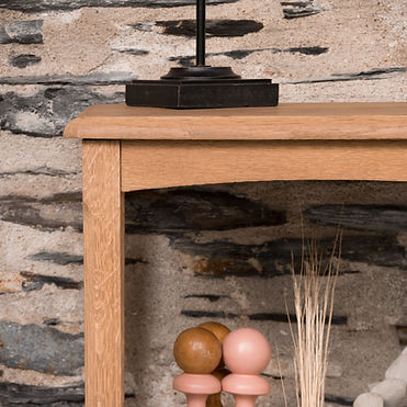 Sellette ancienne en chêne massif restaurée, meuble en bois clair style campagne chic Gris Groseille.