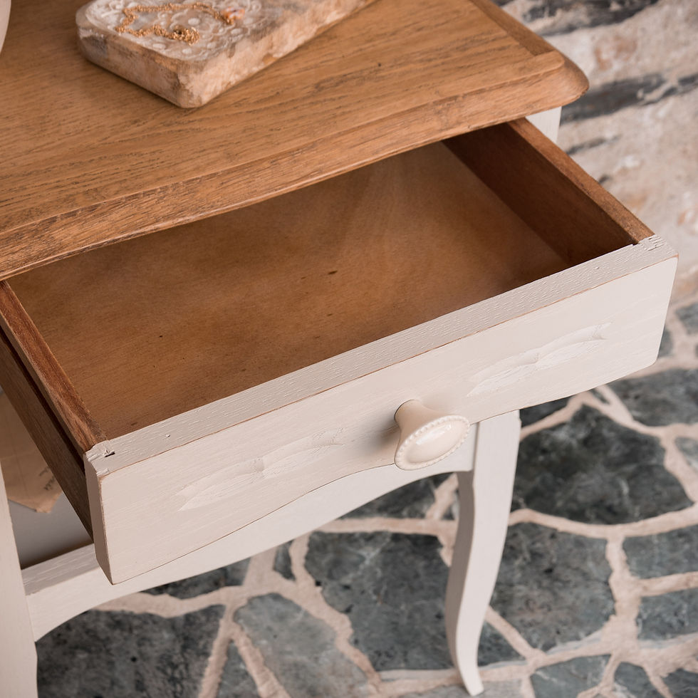 Miniature : Table de chevet en bois patiné clair avec plateau en bois naturel, tiroir et niche ouverte, posée contre un mur en pierre.