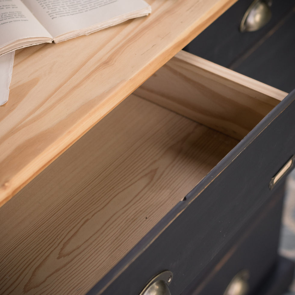 Bureau relooké noir et bois avec caisson latéral, cinq tiroirs et poignées coquille en métal