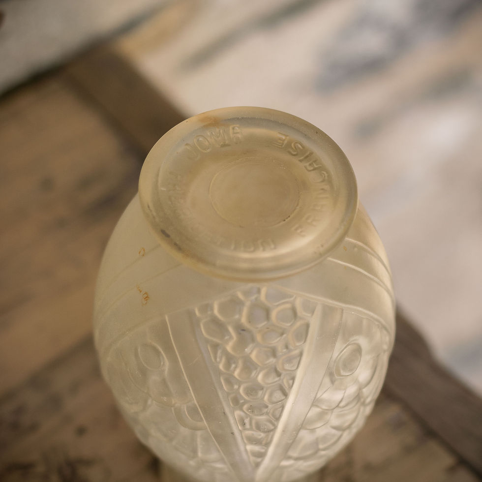 Miniature : Vase Art déco JOMA en verre moulé dépoli à décor floral en relief posé sur une caisse ancienne en bois.