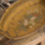 Petit plateau vide-poche Napoléon III en tôle émaillée ocre doré avec décor floral peint, patine ancienne et bord ajouré, pos