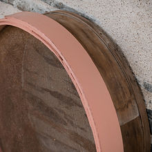 Tamis ancien en bois patine Coral Blush, bordure rose poudré, déco brocante vintage.