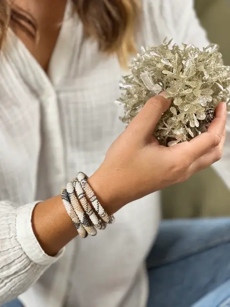 Miniatyrbilde: Nepalsk glassperle-armbånd | Sort, hvit & champagne