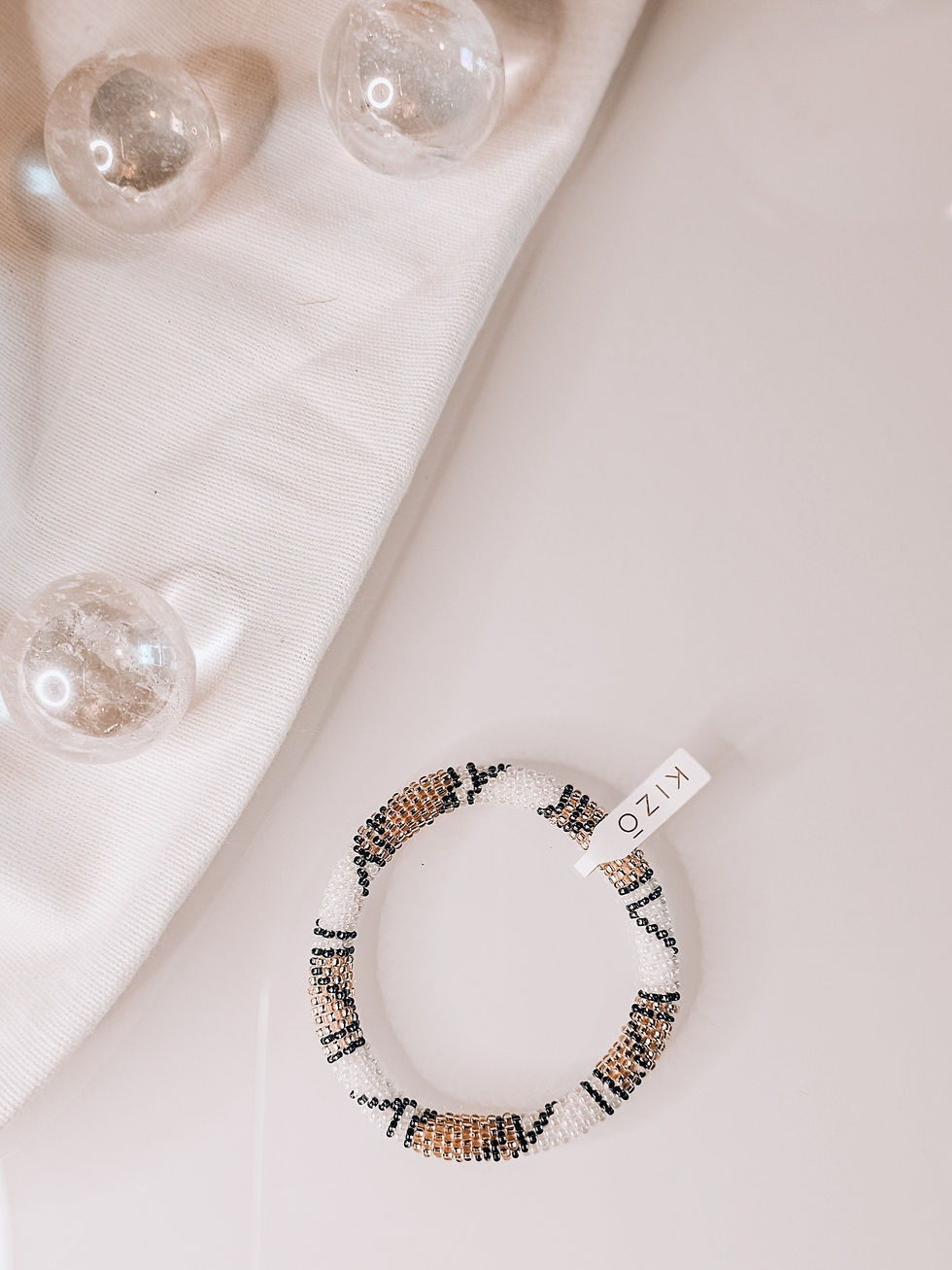 Miniatyrbilde: Nepalsk glassperle-armbånd | Sort, hvit & champagne