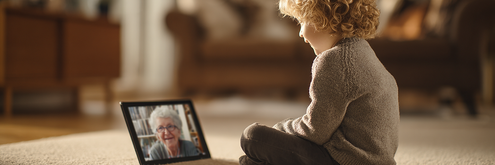 un nieto viendo la entrevista de su abuela