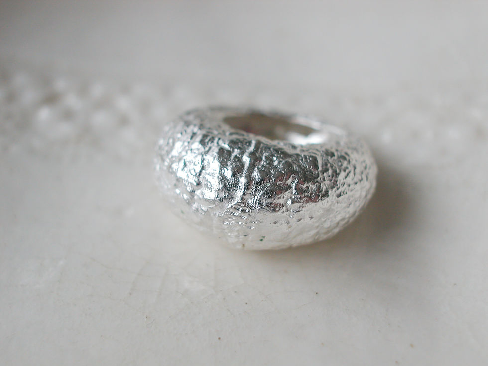 Thumbnail: Sterling Silver Textured Ring With Embedded Murano Glass