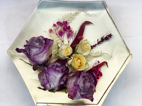 Everlasting flowers: how to dry them and transform them into beautiful resin decorations.
