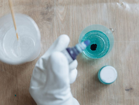 What are the advantages and disadvantages of using natural pigments in epoxy resin?