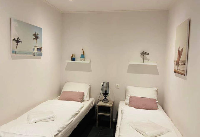 2 Einzelbetten, Bilder und Regale