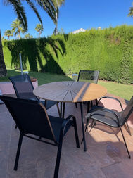 runder Tisch mit schwarzen Stühlen