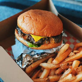Hamburger en frietjes