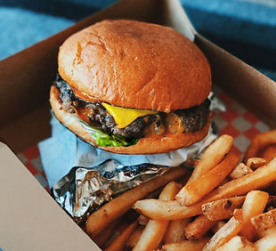 Hamburgesa y patatas fritas