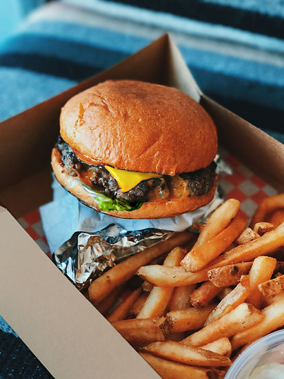Hamburgesa y patatas fritas