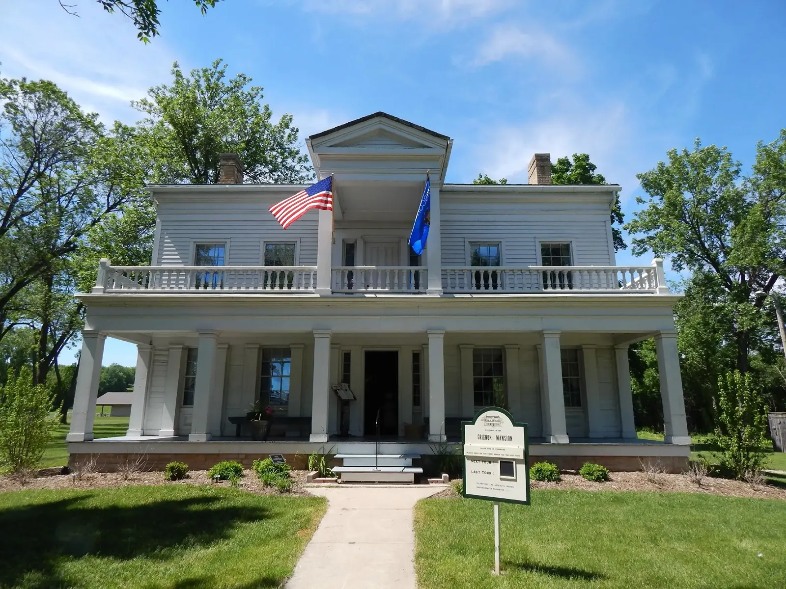 The front of a house that looks like a mansion in Appleton.