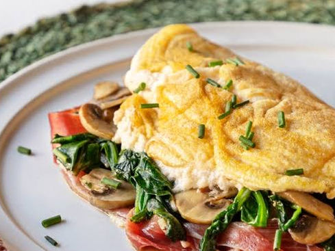 Omelete de claras com espinafre e cogumelos