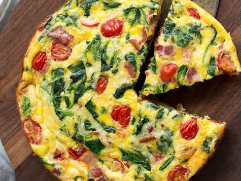 Omelete de espinafre e tomate