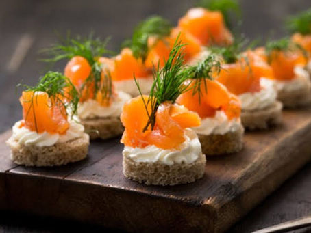 Canapé de salmão defumado e cream cheese