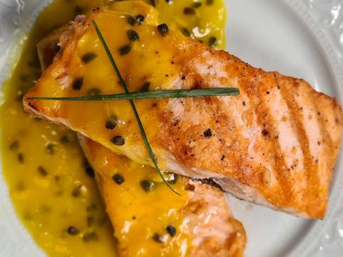 Salmão Grelhado com Molho de Maracujá