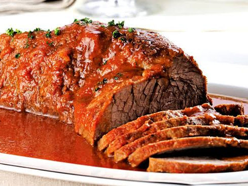 Carne bovina assada com molho de tomate