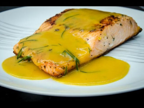 Salmão grelhado com molho de mostarda e mel