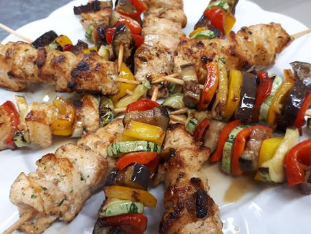 Espetinhos de frango com legumes