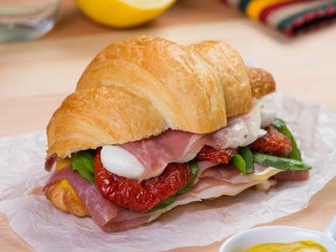 Sanduíche de presunto com croissant