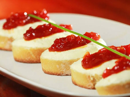 Crostini de queijo de cabra e geleia de pimenta