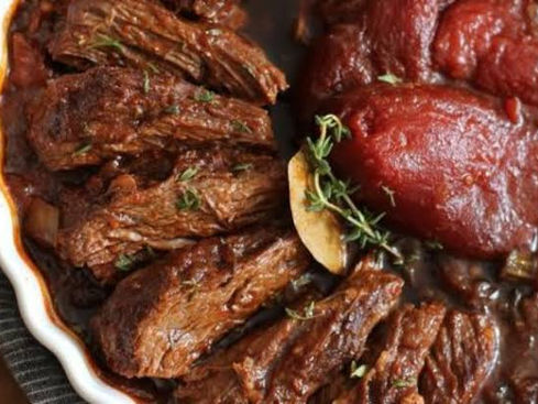 Carne bovina assada com cebolas