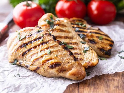 Frango grelhado com abobrinha e tomate