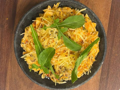 Fusilli com molho de tomate seco e rúcula