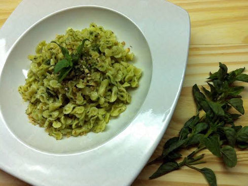 Farfalle com pesto de rúcula e castanha de caju