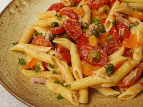 Penne com atum e tomate cereja