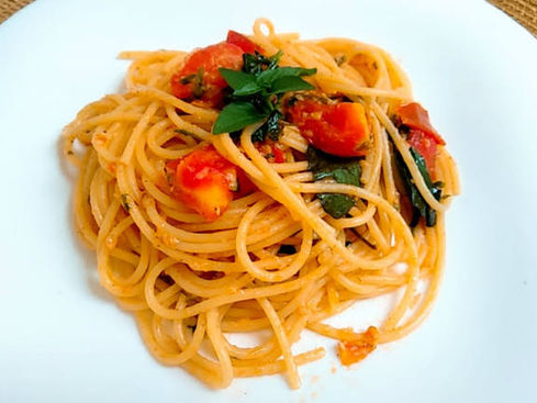Espaguete com tomate cereja e manjericão