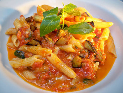 Penne com molho de tomate e berinjela