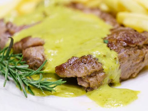 Carne bovina assada com molho de mostarda