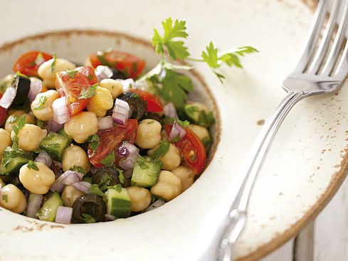 Salada de grão de bico com tomate e pepino