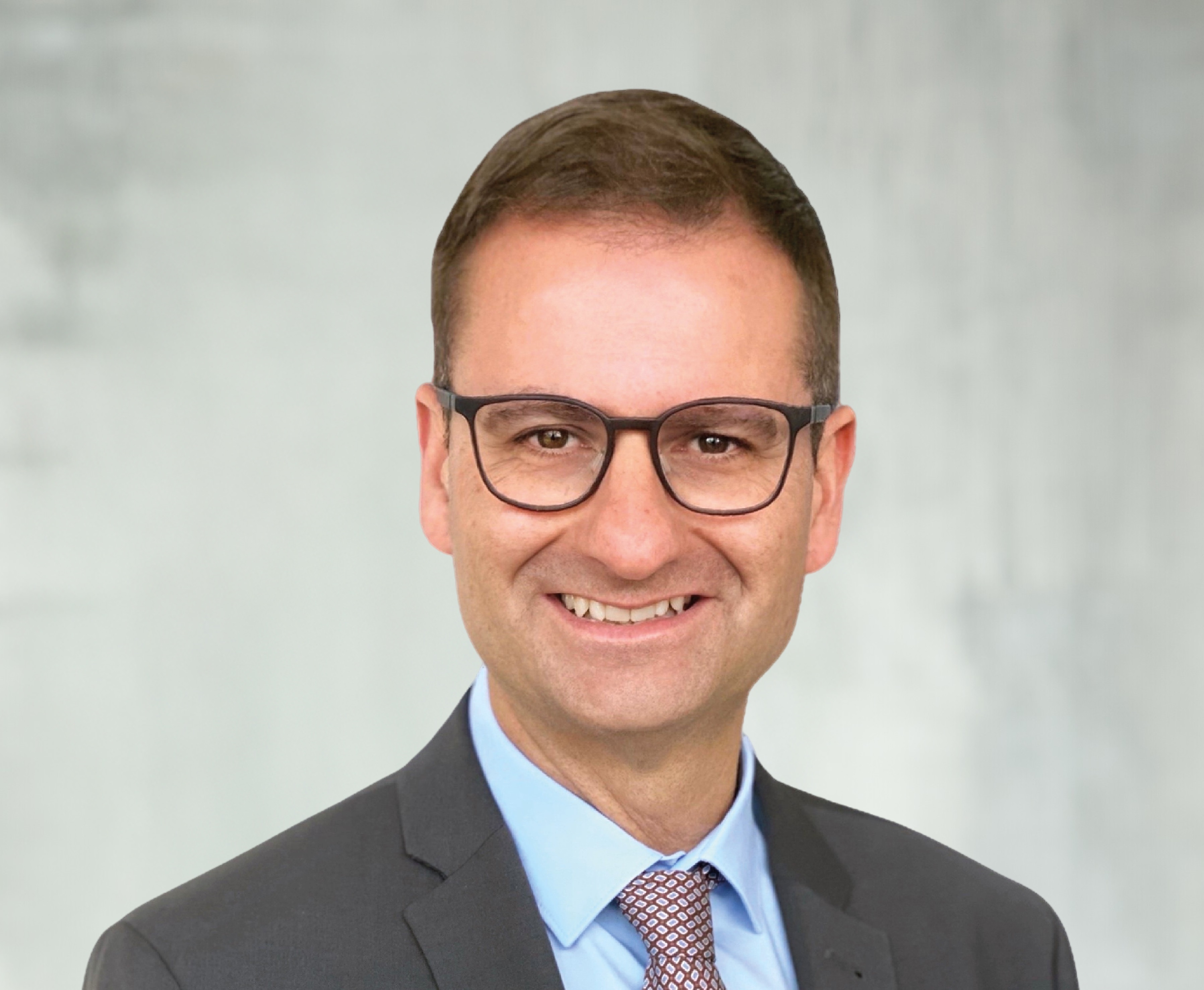 Martin_Kaiser_mit_Krawatte vor Wand.jpg