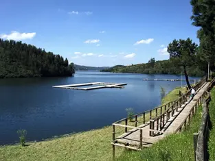 Aldeia do Mato river beach pool, Zêzere Blue Lake calm water, walkway, boat anchorage, Abrantes, Castelo de Bode, Portugal.