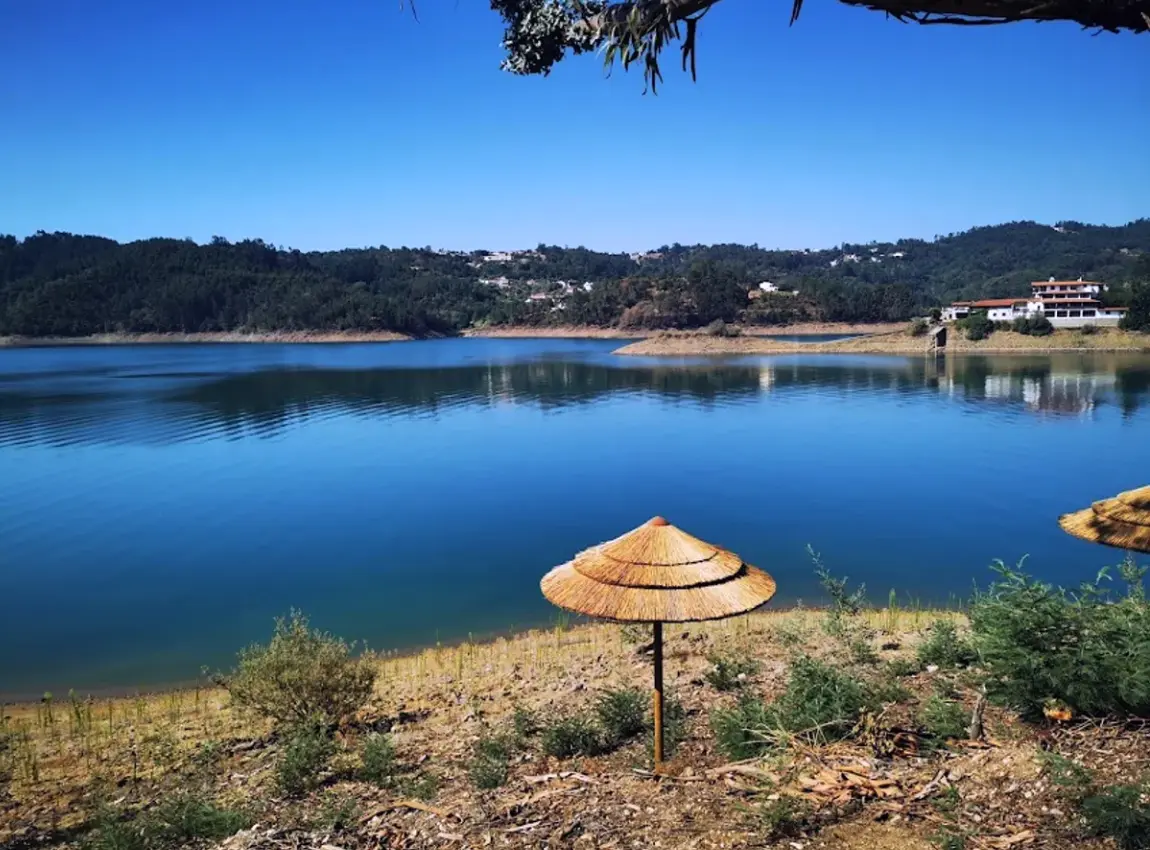 Alqueidão beach at castelo de bode lake's calm water