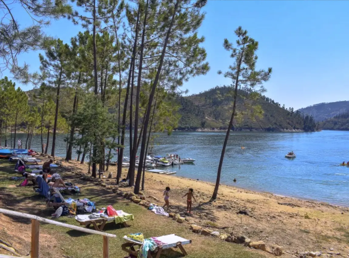 Trizio Beach, sunloungers in the grass, marina and castelo de bode lake in the background