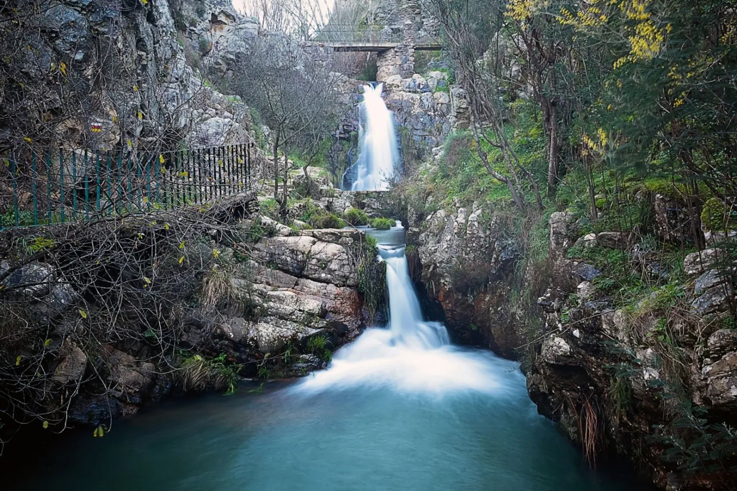 Penedo Furado waterfall trail at Castelo de Bode Lake