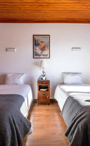 Blue Lake House's bright twin bedroom with balcony and a breathtaking view of Castelo de Bode Lake and Lago Azul Marina, Ferreira do Zêzere.