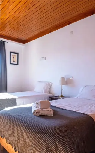 Blue Lake House's twin bedroom with air conditioning and a view of Castelo de Bode Lake and Lago Azul Marina, Ferreira do Zêzere.