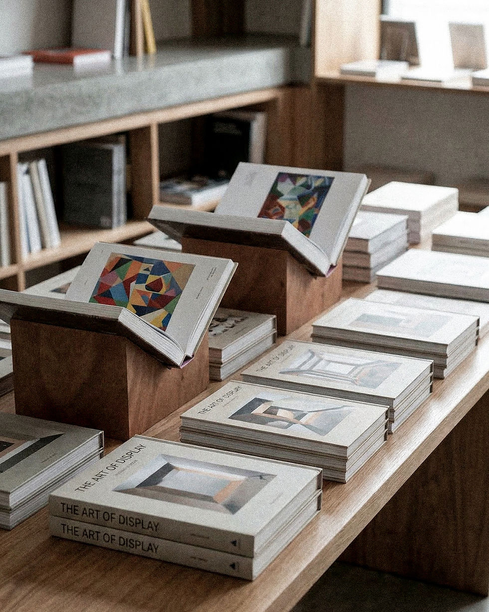 cartons d’expédition et ruban adhésif marqués SOCLE, préparation des premières livraisons
