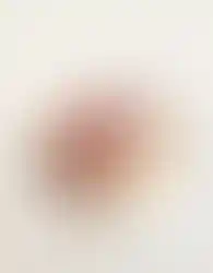 Présentoir en bois massif Bloc 45 utilisé pour mettre en valeur un livre sur une table éditoriale.