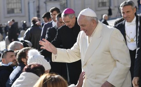 O Papa: quem escolhe Cristo não recorre ao mago, a magia não é cristã