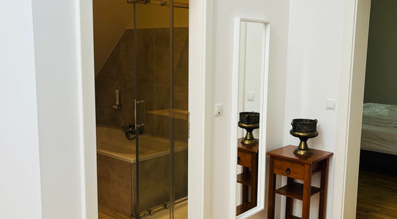 Modernes Badezimmer mit Duschkabine und Spiegel