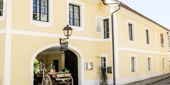 Gelbes Gasthaus Kaisershof mit Wagen
