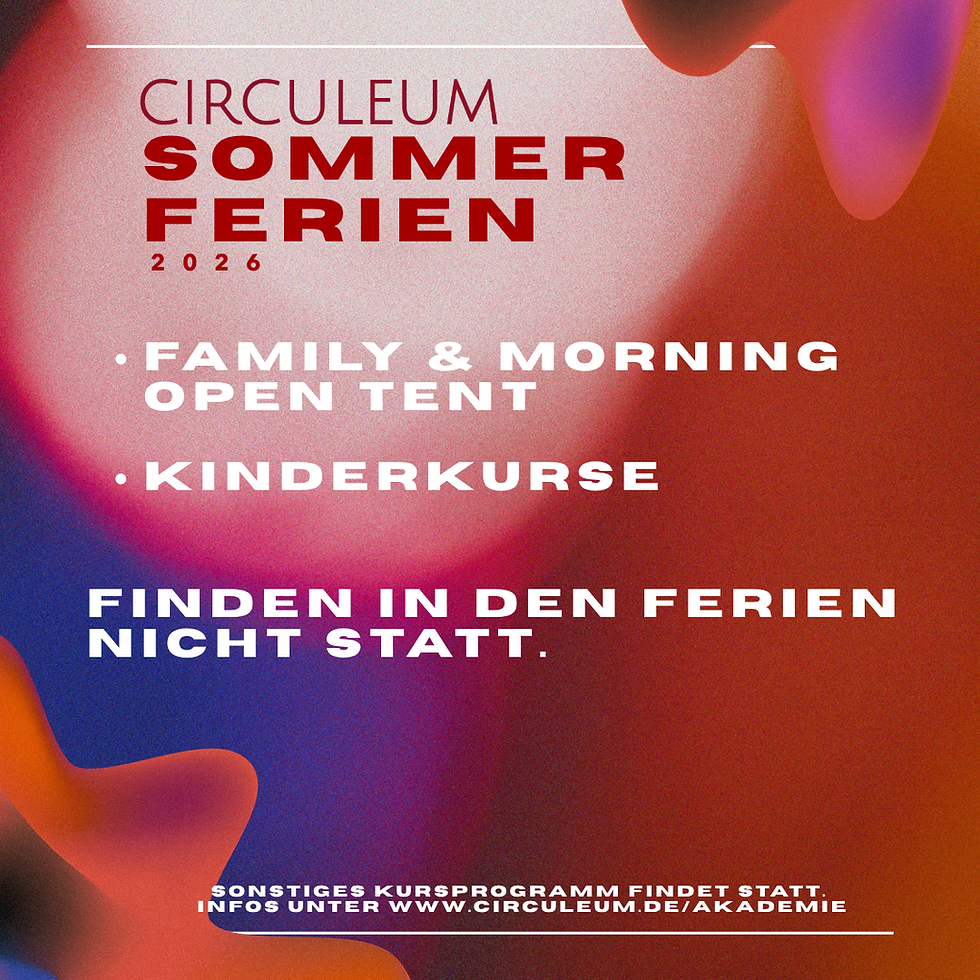 Das Bild zeigt einen rot-lila Hintergrund mit Text: Circuleum Sommerferien. Family- und Morgen Open Tent sowie die Kinderkurse finden nicht statt. Kursprogramm unter: www.circuleum.de/akademie